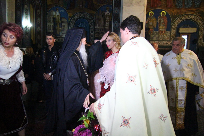 a slujit arhiepiscopul tomisului campioana europeana eliza samara a botezat o fetita la constanta galerie a slujit arhiepiscopul tomisului campioana europeana eliza samara a botezat o fetita la constanta galerie