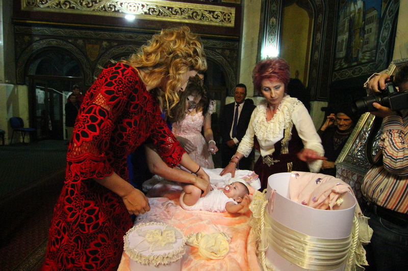 a slujit arhiepiscopul tomisului campioana europeana eliza samara a botezat o fetita la constanta galerie a slujit arhiepiscopul tomisului campioana europeana eliza samara a botezat o fetita la constanta galerie