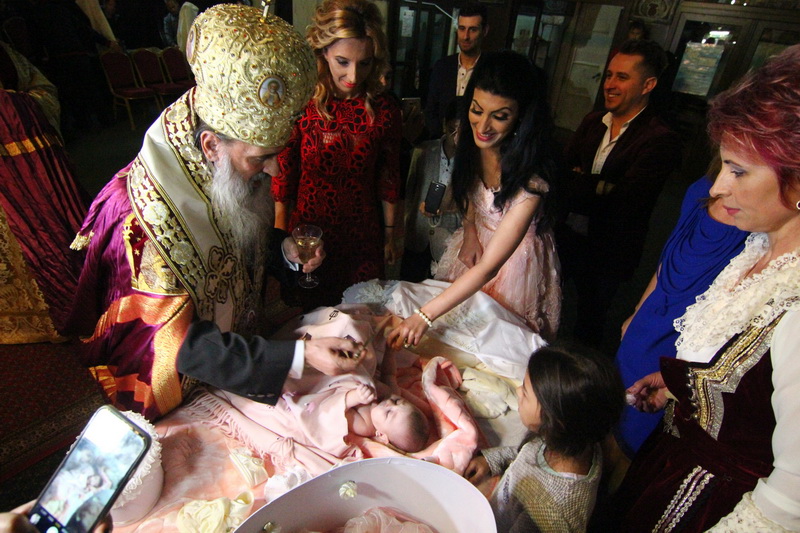 a slujit arhiepiscopul tomisului campioana europeana eliza samara a botezat o fetita la constanta galerie a slujit arhiepiscopul tomisului campioana europeana eliza samara a botezat o fetita la constanta galerie