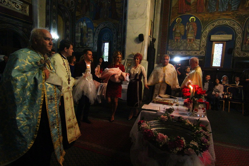 a slujit arhiepiscopul tomisului campioana europeana eliza samara a botezat o fetita la constanta galerie a slujit arhiepiscopul tomisului campioana europeana eliza samara a botezat o fetita la constanta galerie