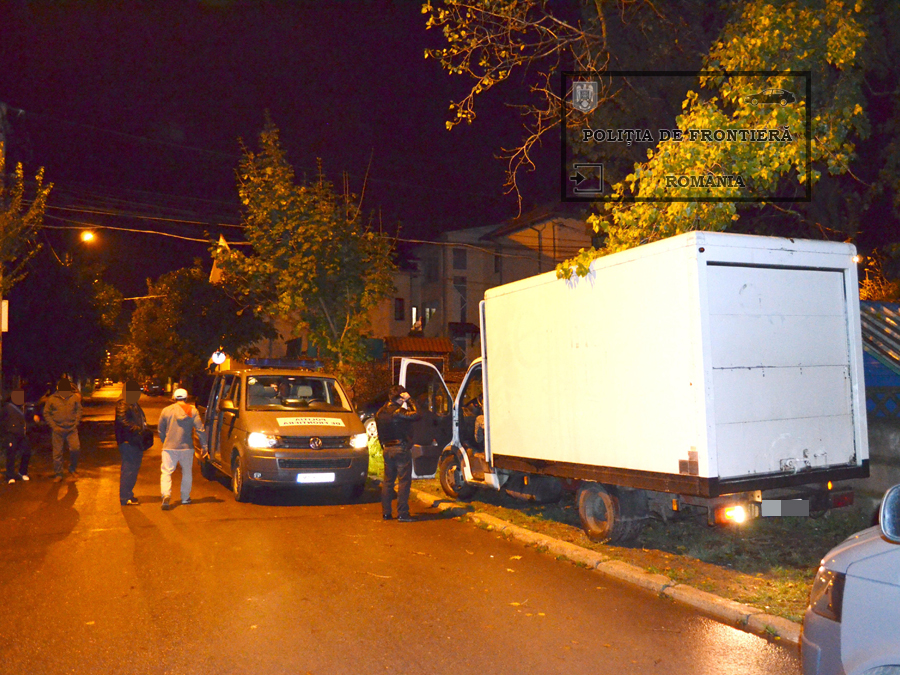politistii de frontiera au confiscat aproape 20 000 de pachete cu tigarete de contrabanda 568130 politistii de frontiera au confiscat aproape 20 000 de pachete cu tigarete de contrabanda 568130