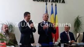 UPDATE 6. Vasile Moldoveanu a fost la Colegiul Naţional „Mircea cel Bătrân” Celebrul tenor a dat autografe directorului TNOB şi viceprimarului Decebal Făgădău