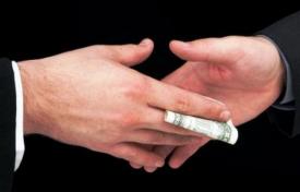 Un profesor universitar, care vindea lucrări de licenţă, a fost condamnat la închisoare