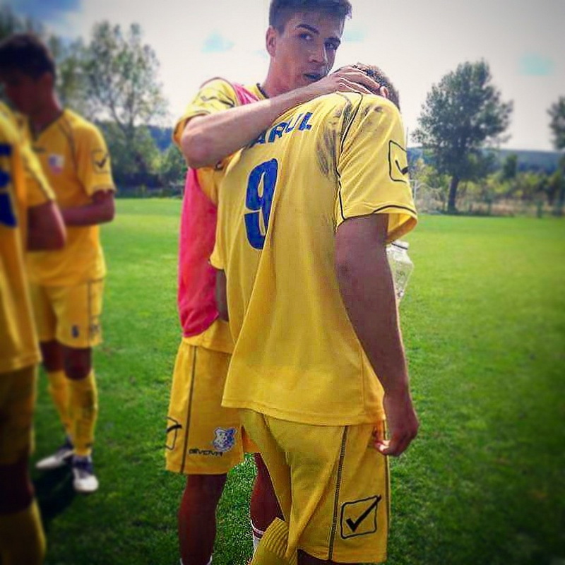 fotbalistul robert moldoveanu a dus farul pe stadionul lui arsenal londra galerie foto video 570353 fotbalistul robert moldoveanu a dus farul pe stadionul lui arsenal londra galerie foto video 570353