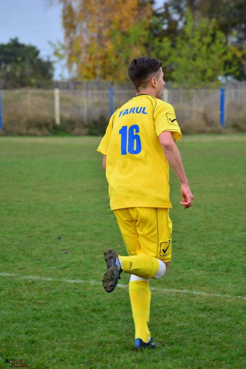 fotbalistul robert moldoveanu a dus farul pe stadionul lui arsenal londra galerie foto video 570353 fotbalistul robert moldoveanu a dus farul pe stadionul lui arsenal londra galerie foto video 570353