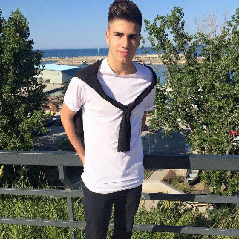 fotbalistul robert moldoveanu a dus farul pe stadionul lui arsenal londra galerie foto video 570353 fotbalistul robert moldoveanu a dus farul pe stadionul lui arsenal londra galerie foto video 570353