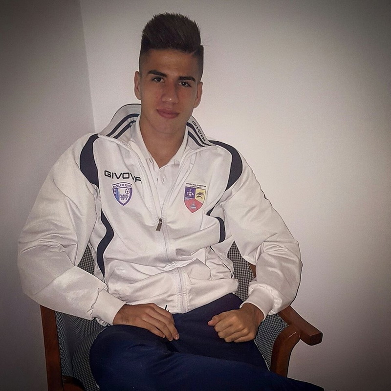 fotbalistul robert moldoveanu a dus farul pe stadionul lui arsenal londra galerie foto video 570353 fotbalistul robert moldoveanu a dus farul pe stadionul lui arsenal londra galerie foto video 570353