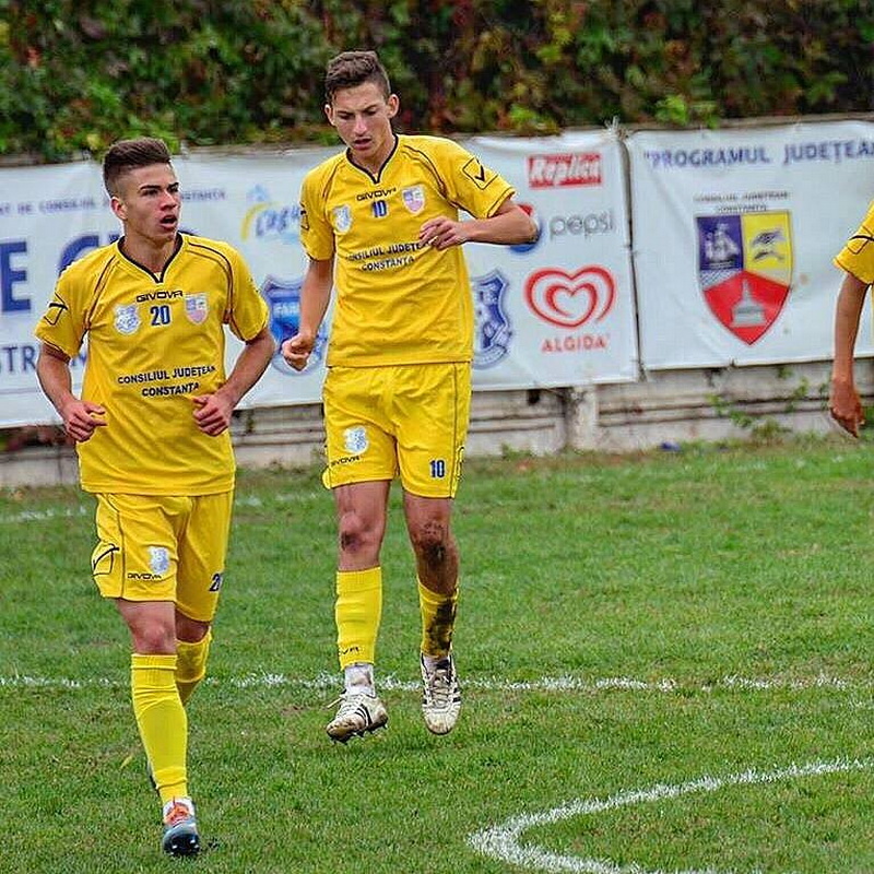 fotbalistul robert moldoveanu a dus farul pe stadionul lui arsenal londra galerie foto video 570353 fotbalistul robert moldoveanu a dus farul pe stadionul lui arsenal londra galerie foto video 570353