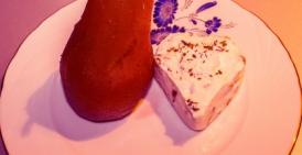 Voceaconstantei.ro Pere cu sos de vin şi cremă de ricotta şi fistic