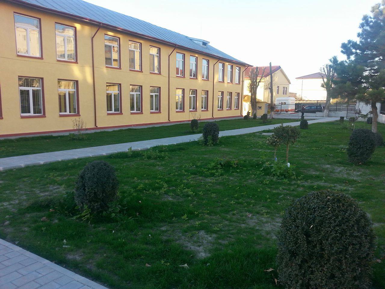 printre lansari de carte si aplauze elevii fruntasi premiati de ziua liceului teoretic mihail kogalniceanu