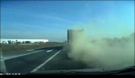 Explozie cauciuc de camion. Niciun şofer nu ar dori să i se întâmple asta în faţă (video)