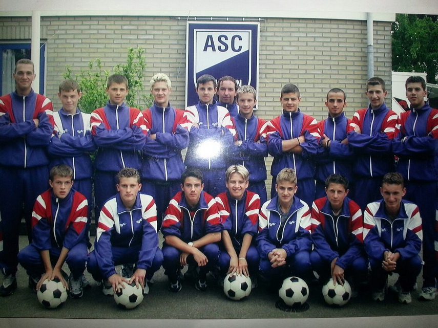 fotbalist la farul constanta onisor nicorec a facut schimb de tricouri cu thomas muller de la bayern fotbalist la farul constanta onisor nicorec a facut schimb de tricouri cu thomas muller de la bayern