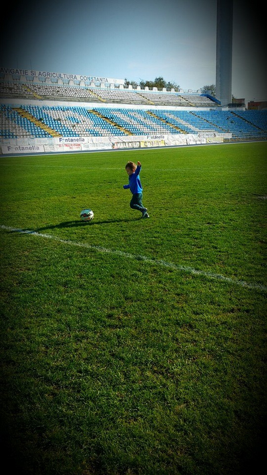 fotbalist la farul constanta onisor nicorec a facut schimb de tricouri cu thomas muller de la bayern fotbalist la farul constanta onisor nicorec a facut schimb de tricouri cu thomas muller de la bayern