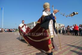De la verde la marsala Mantii de toate culorile în garderoba Arhiepiscopului Tomisului 