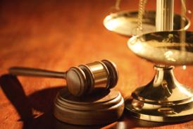 Bărbat trimis în judecată după ce a oferit unui poliţist mită 50 de euro 