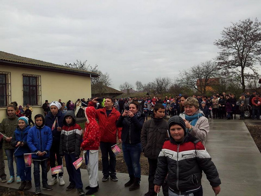 dupa munca asidua a urmat distractia la bal comuna topraisar se mandreste cu noul parc si cu centrul dupa munca asidua a urmat distractia la bal comuna topraisar se mandreste cu noul parc si cu centrul