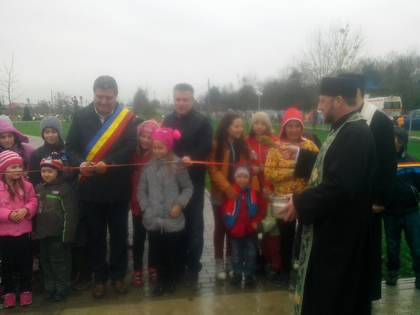 dupa munca asidua a urmat distractia la bal comuna topraisar se mandreste cu noul parc si cu centrul dupa munca asidua a urmat distractia la bal comuna topraisar se mandreste cu noul parc si cu centrul