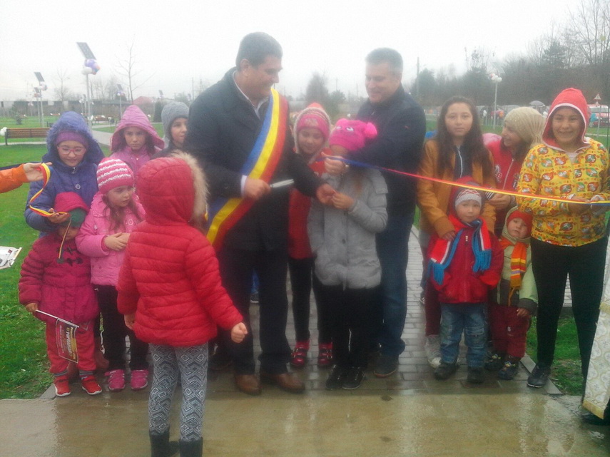 dupa munca asidua a urmat distractia la bal comuna topraisar se mandreste cu noul parc si cu centrul dupa munca asidua a urmat distractia la bal comuna topraisar se mandreste cu noul parc si cu centrul