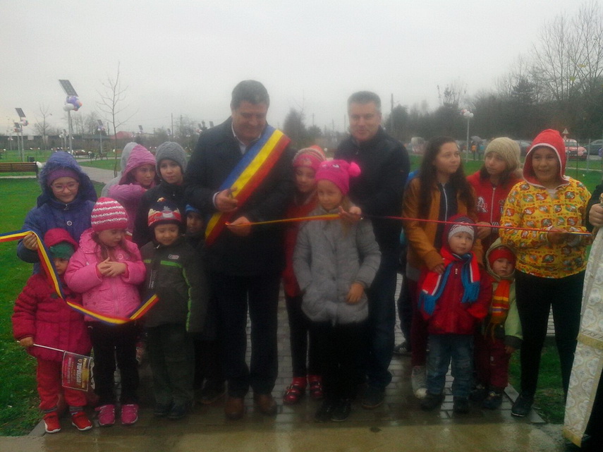 dupa munca asidua a urmat distractia la bal comuna topraisar se mandreste cu noul parc si cu centrul dupa munca asidua a urmat distractia la bal comuna topraisar se mandreste cu noul parc si cu centrul
