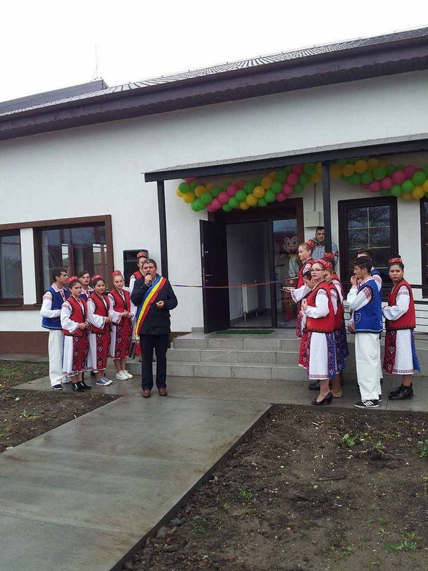 dupa munca asidua a urmat distractia la bal comuna topraisar se mandreste cu noul parc si cu centrul dupa munca asidua a urmat distractia la bal comuna topraisar se mandreste cu noul parc si cu centrul