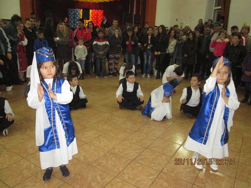 dupa munca asidua a urmat distractia la bal comuna topraisar se mandreste cu noul parc si cu centrul dupa munca asidua a urmat distractia la bal comuna topraisar se mandreste cu noul parc si cu centrul