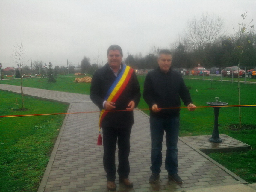 dupa munca asidua a urmat distractia la bal comuna topraisar se mandreste cu noul parc si cu centrul dupa munca asidua a urmat distractia la bal comuna topraisar se mandreste cu noul parc si cu centrul