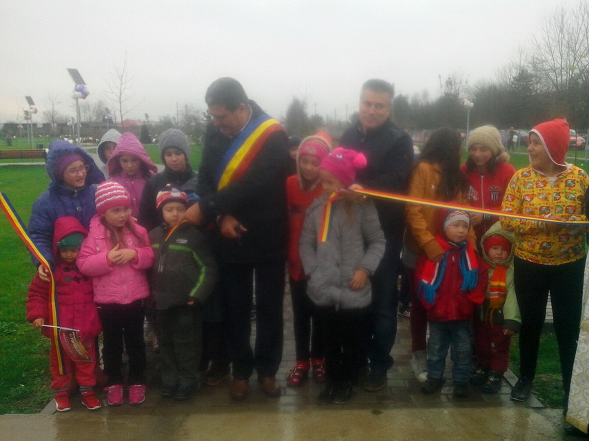 dupa munca asidua a urmat distractia la bal comuna topraisar se mandreste cu noul parc si cu centrul dupa munca asidua a urmat distractia la bal comuna topraisar se mandreste cu noul parc si cu centrul