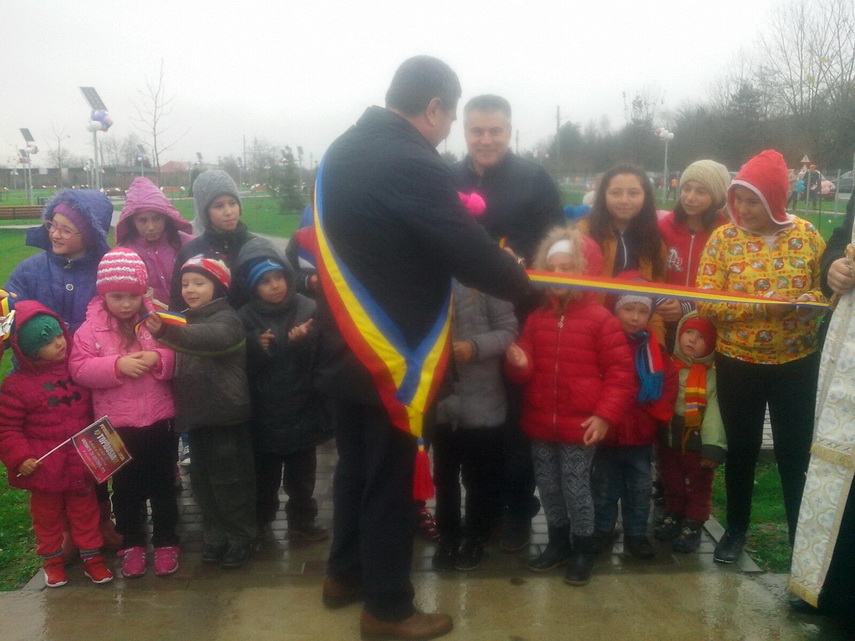 dupa munca asidua a urmat distractia la bal comuna topraisar se mandreste cu noul parc si cu centrul dupa munca asidua a urmat distractia la bal comuna topraisar se mandreste cu noul parc si cu centrul
