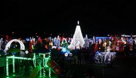 Mâine, de la ora 18.00, sunteţi invitaţii primarului Valentin Vrabie Lumini de sărbătoare vor lumina „Parcul Bucuriei“ de la Peştera. 