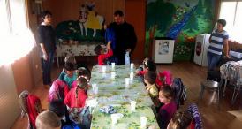 Un preot hrăneşte 50 de suflete în fiecare zi „Nu vrem să ne mai culcăm flămânzi!“, dorinţa unor copii din Amzacea 