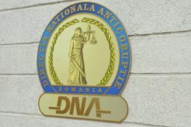 Doi bărbaţi, trimişi în judecată de procurorii DNA pentru mită