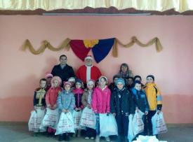 Spectacol de iarnă pentru murfătlăreni Primarul Valentin Saghiu a fost mesagerul lui Moş Crăciun şi în acest an