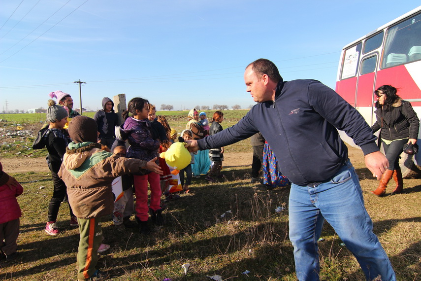 angajatii rompetrol au fost mosi craciun pentru copiii sarmani din navodari galerie foto 577076 angajatii rompetrol au fost mosi craciun pentru copiii sarmani din navodari galerie foto 577076