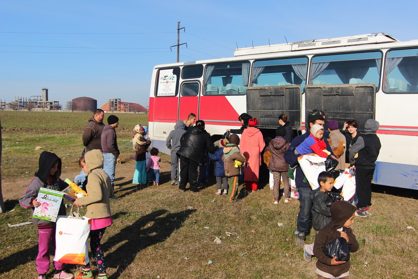 angajatii rompetrol au fost mosi craciun pentru copiii sarmani din navodari galerie foto 577076 angajatii rompetrol au fost mosi craciun pentru copiii sarmani din navodari galerie foto 577076
