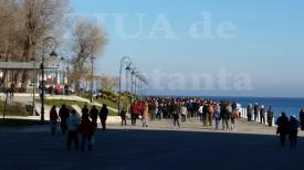 Fotoreportaj Sute de persoane pe faleza din Constanța. Zi de excepție, imagini minunate (video)
