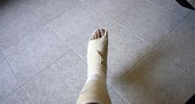 Banc Cu piciorul rupt