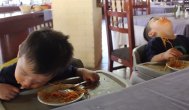 Funny video Doi fraţi adorm cu capul în farfuria cu mâncare