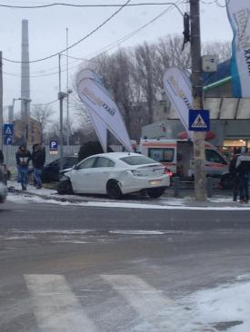 UPDATE. Ambulanța este la fața locului Accident în zona Caraiman. Un tânăr de 19 ani a uitat să acorde prioritate (galerie foto)   