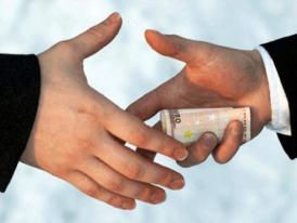 A vrut să îşi salveze permisul de conducere cu 1.000 de euro. Acum este cercetat pentru dare de mită