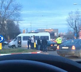 La mai puțin de trei zile de când un alt microbuz s-a răsturnat în Constanța Circulația în zona Lidl - Soveja, încurcată de un microbuz