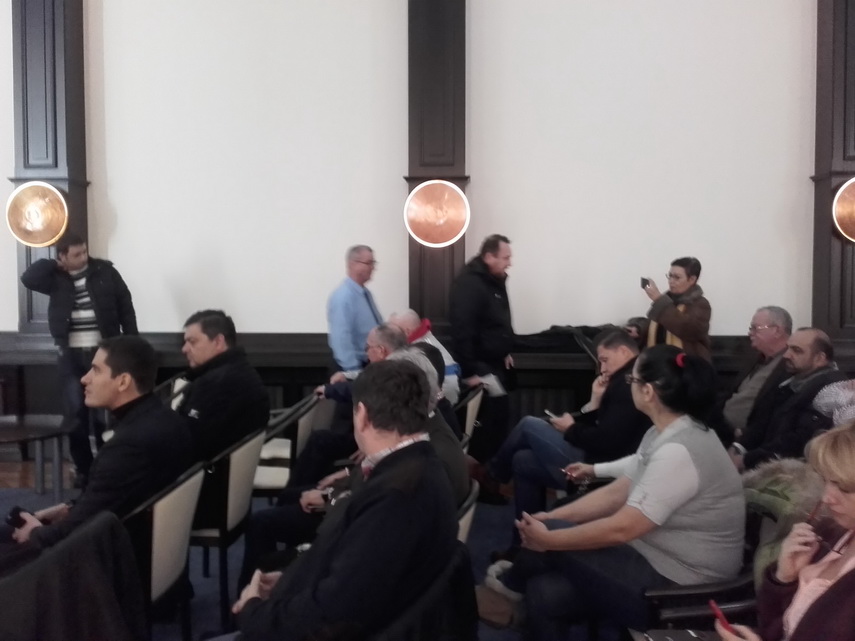 un constantean le a reprosat alesilor locali tatal meu a murit din cauza ca a stat in frig la coada pentru un constantean le a reprosat alesilor locali tatal meu a murit din cauza ca a stat in frig la coada pentru