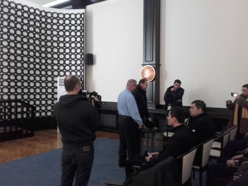 un constantean le a reprosat alesilor locali tatal meu a murit din cauza ca a stat in frig la coada pentru un constantean le a reprosat alesilor locali tatal meu a murit din cauza ca a stat in frig la coada pentru