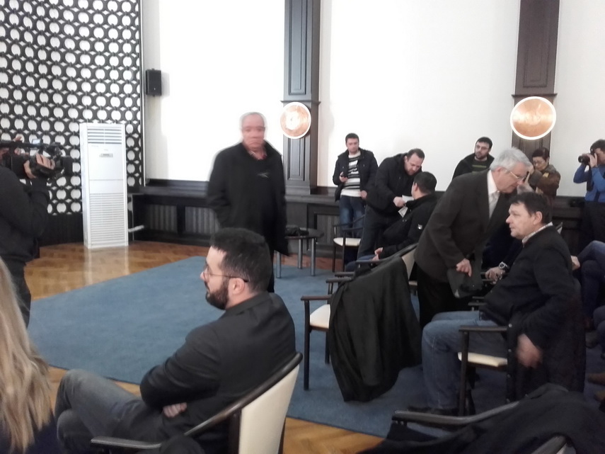 un constantean le a reprosat alesilor locali tatal meu a murit din cauza ca a stat in frig la coada pentru un constantean le a reprosat alesilor locali tatal meu a murit din cauza ca a stat in frig la coada pentru