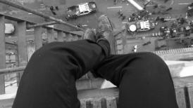 Doi bărbați, condamnați pentru proxenetism, au ameninţat că se aruncă de pe un bloc din capitală