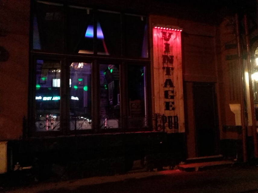 vintage pub un local cu multe obiecte si decoruri vechi galerie foto 580565