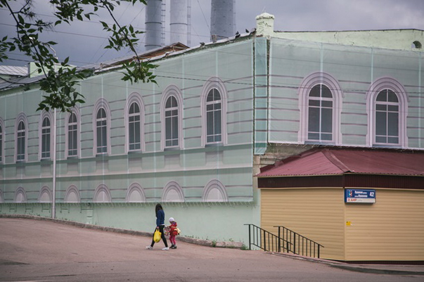 life in plastic is fantastic fagadau vrea un oras perfect din plastic cladirile inestetice imbracate life in plastic is fantastic fagadau vrea un oras perfect din plastic cladirile inestetice imbracate