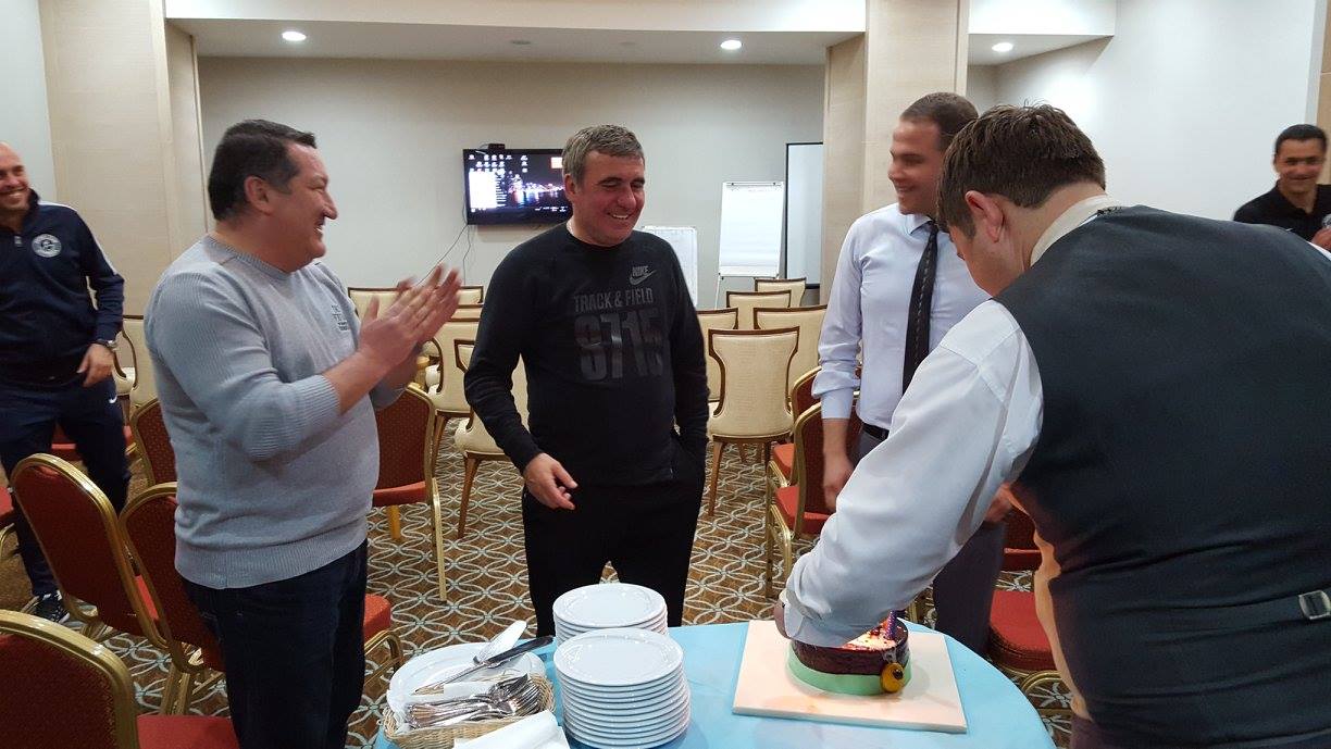 gheorghe hagi sarbatorit in avans de echipa sa galerie foto 581458 gheorghe hagi sarbatorit in avans de echipa sa galerie foto 581458