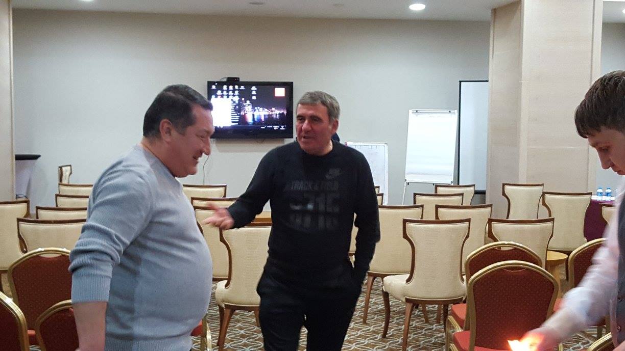 gheorghe hagi sarbatorit in avans de echipa sa galerie foto 581458 gheorghe hagi sarbatorit in avans de echipa sa galerie foto 581458