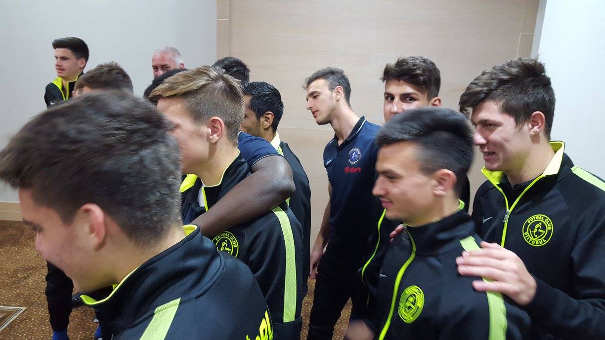 gheorghe hagi sarbatorit in avans de echipa sa galerie foto 581458 gheorghe hagi sarbatorit in avans de echipa sa galerie foto 581458