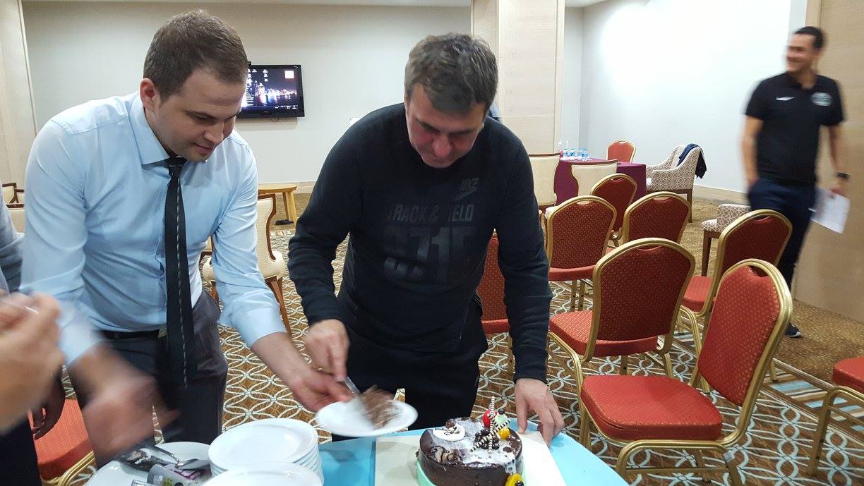 gheorghe hagi sarbatorit in avans de echipa sa galerie foto 581458 gheorghe hagi sarbatorit in avans de echipa sa galerie foto 581458